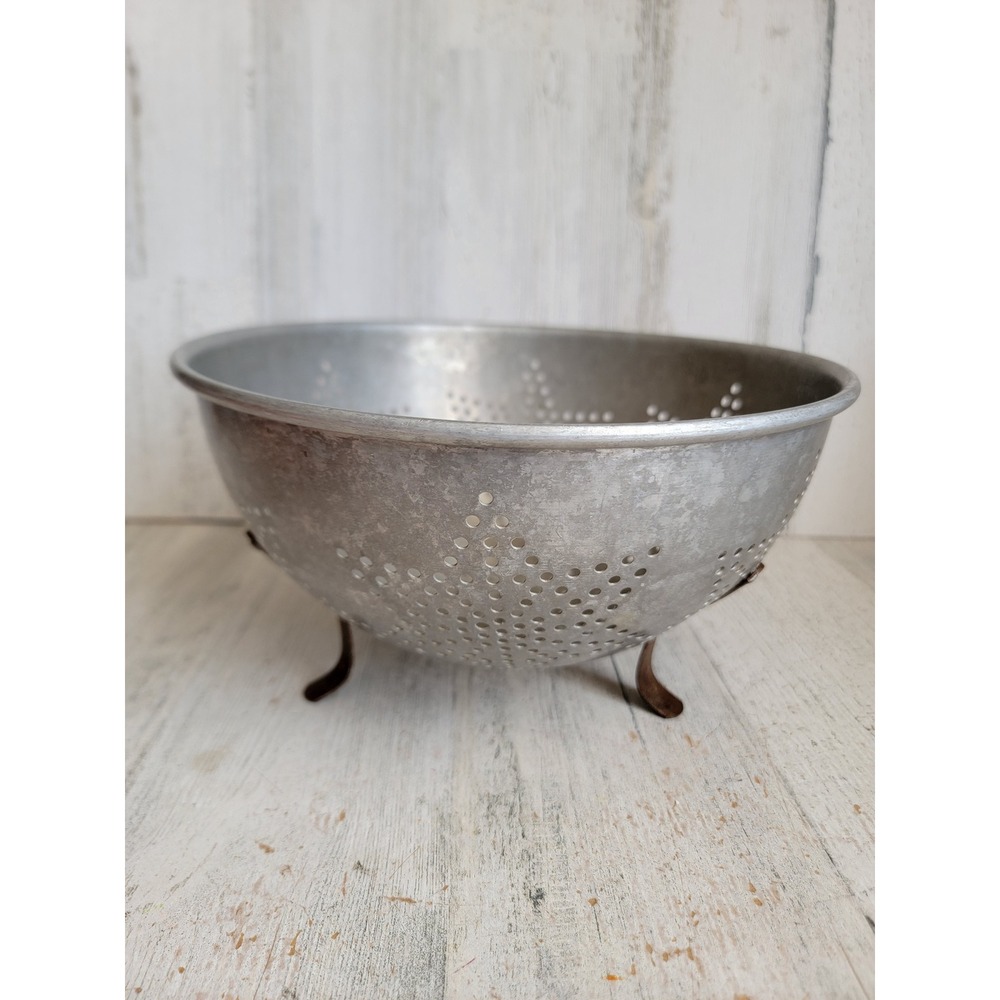 Vintage aluminum colander star pattern metal kitchen footed accessory home